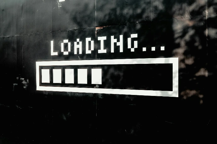 A white loading bar with five filled segments on a black wall